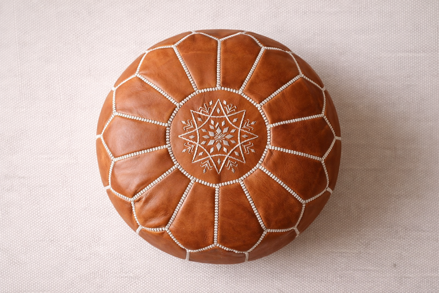 Pouf Marocain en Cuir – Caramel Broderie Blanche