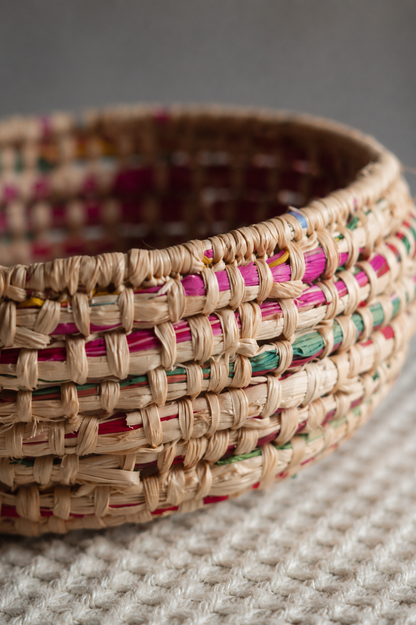 Panier artisanal en Raphia coloré