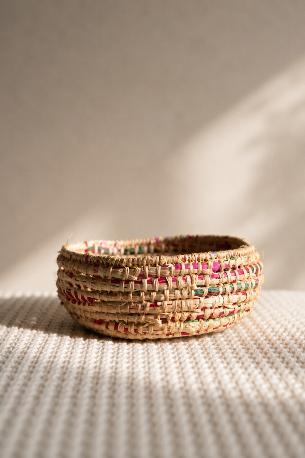 Panier artisanal en Raphia coloré