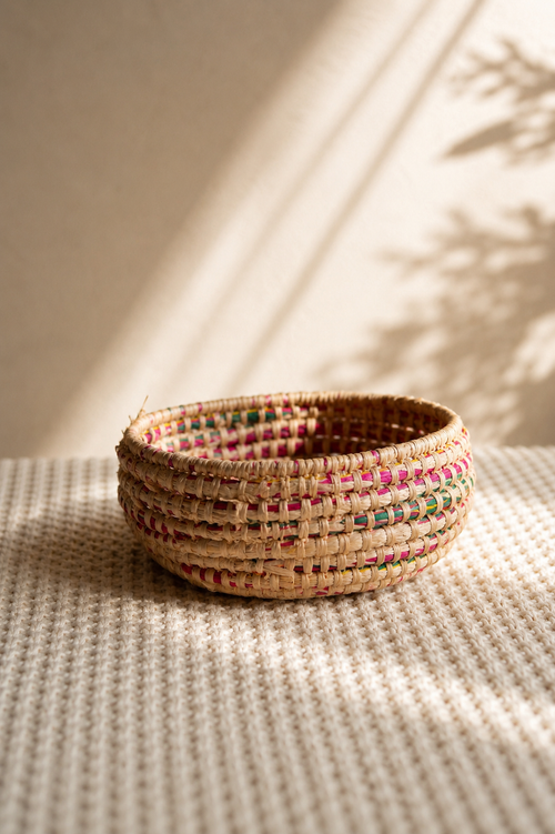 Panier artisanal en Raphia coloré