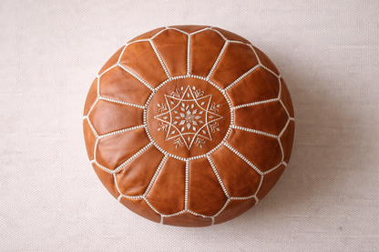Pouf Marocain en Cuir – Caramel Broderie Blanche