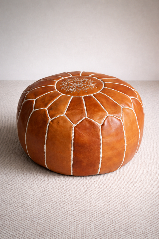 Pouf Marocain en Cuir – Caramel Broderie Blanche